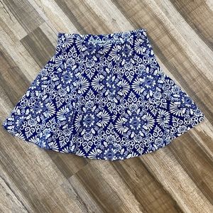 Size M blue and white floral skirt